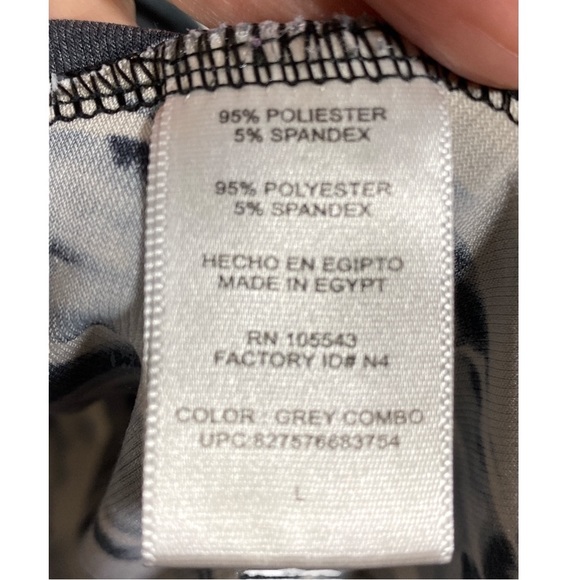 DAISY FUENTES Gathered Front V-Neck Short Sleeve Tee - Picture 5 of 5